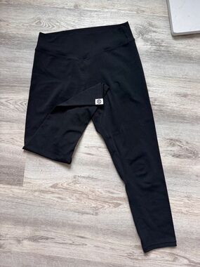 The Ladies Edge TLE Black Leggings in Medium, Worn only a few times like new